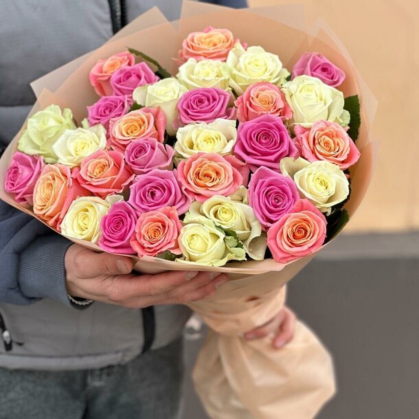 29 разноцветных роз, артикул F1219057 - 8900 рублей, доставка по городу. Flawery - доставка цветов