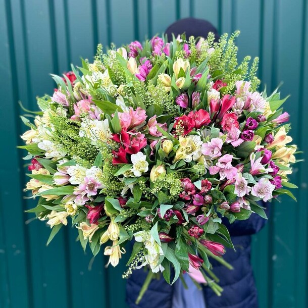 51 разноцветная альстромерия, артикул F1229197 - 21450 рублей, доставка по городу. Flawery - доставка цветов