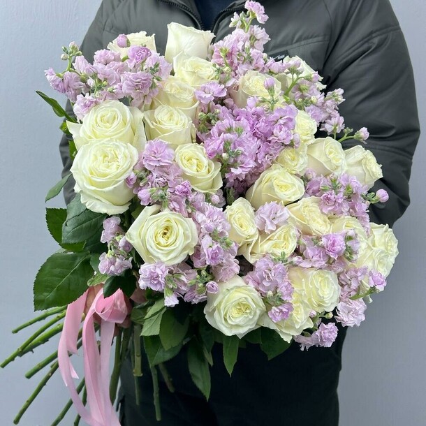 Маттиола с эквадорской розой, артикул F1237501 - 33659 рублей, доставка по городу. Flawery - доставка цветов