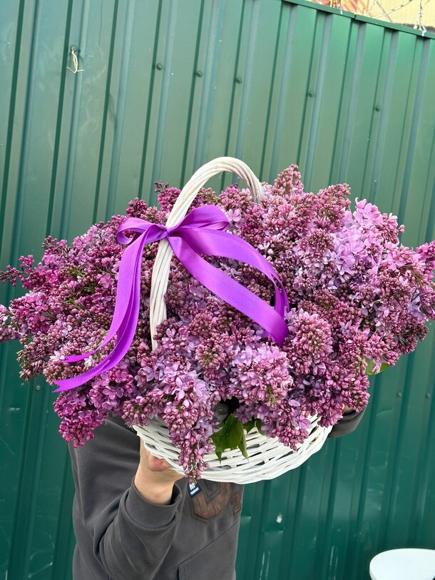 Сирень в корзине, артикул F1284311 - 70131 рублей, доставка по городу. Flawery - доставка цветов