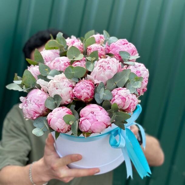 Розовые пионы в коробке, артикул F1285264 - 25489 рублей, доставка по городу. Flawery - доставка цветов