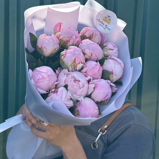 13 розовых пион, артикул F1286314 - 18902 рублей, доставка по городу. Flawery - доставка цветов