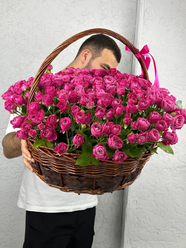 Кустовая роза в корзине, артикул F1305347 - 46584 рублей, доставка по городу. Flawery - доставка цветов
