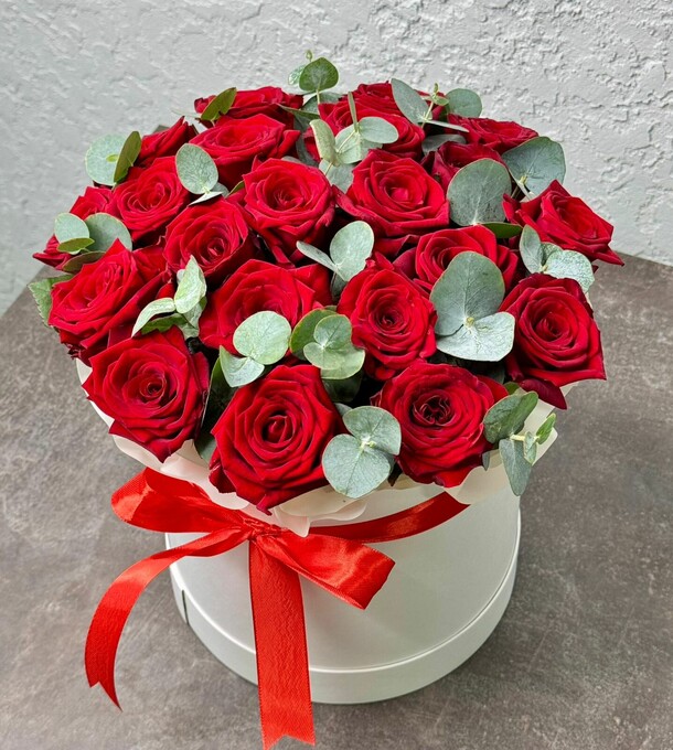 Красные розы с эвкалиптом, артикул F1331638 - 7590 рублей, доставка по городу. Flawery - доставка цветов