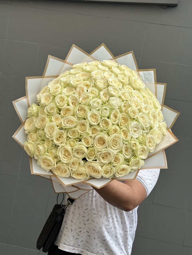 101 белая роза, артикул F1349173 - 33275 рублей, доставка по городу. Flawery - доставка цветов