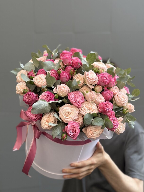 Кустовая пионовидная роза в коробке, артикул F1352846 - 16273 рублей, доставка по городу. Flawery - доставка цветов