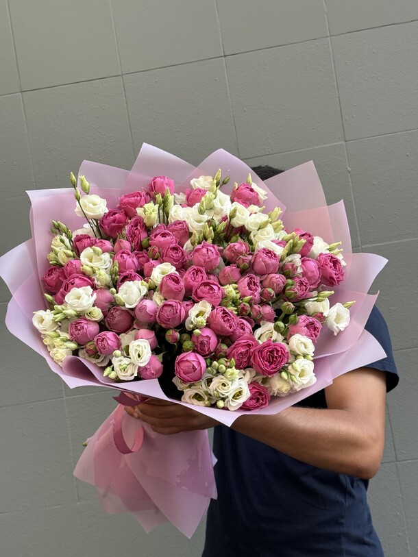 Кустовая роза с эустомой, артикул F1355185 - 30250 рублей, доставка по городу. Flawery - доставка цветов