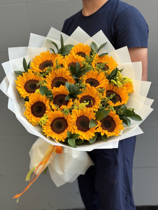 Букет из подсолнухов, артикул F1355189 - 23595 рублей, доставка по городу. Flawery - доставка цветов