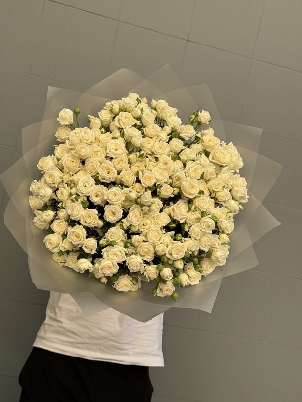 Белая кустовая роза, артикул F1355250 - 17787 рублей, доставка по городу. Flawery - доставка цветов