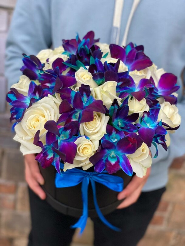 Белая роза с синими дендробиумами в коробе, артикул F1357605 - 7590 рублей, доставка по городу. Flawery - доставка цветов