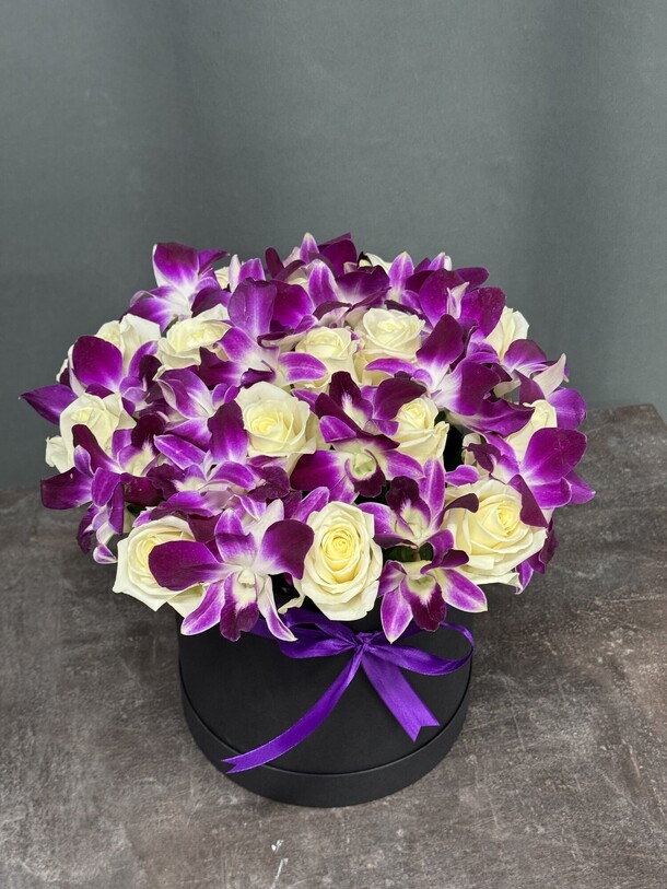 Белая роза с орхидеями, артикул F1357667 - 7590 рублей, доставка по городу. Flawery - доставка цветов