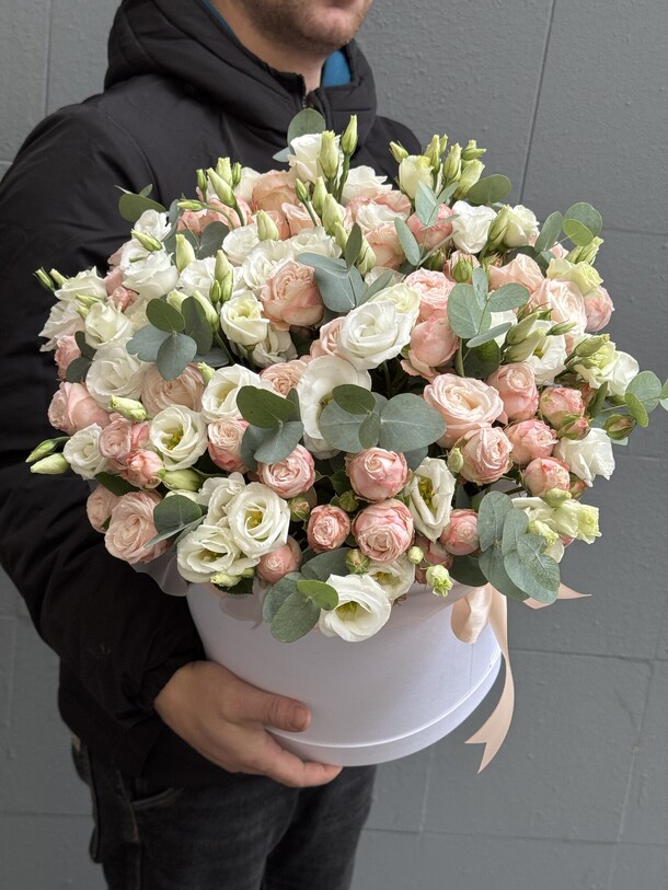 Кустовая роза с эустомой в коробке, артикул F1362097 - 18590 рублей, доставка по городу. Flawery - доставка цветов