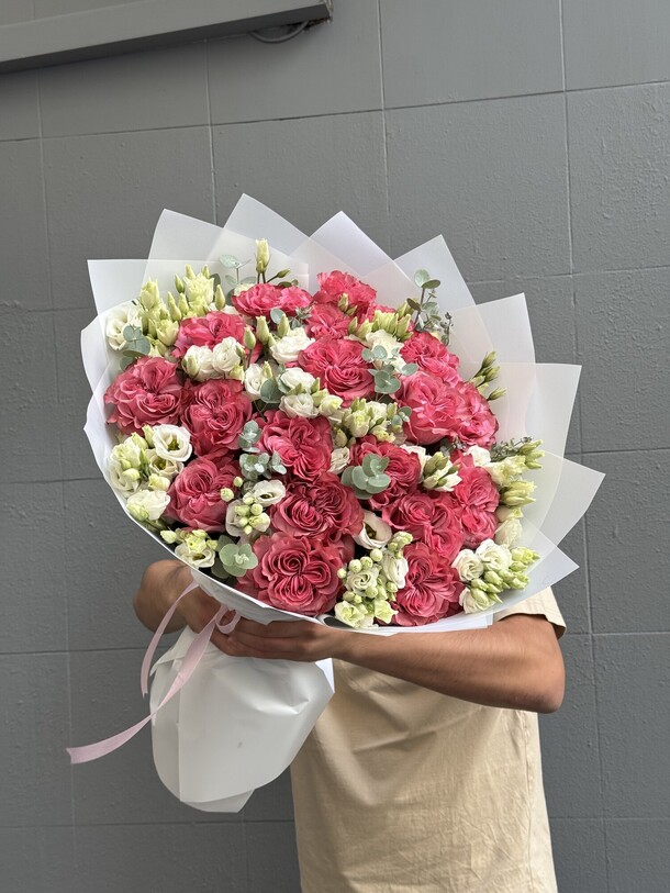 Эквадорская роза с эустомой и эвкалиптом, артикул F1367302 - 31338 рублей, доставка по городу. Flawery - доставка цветов