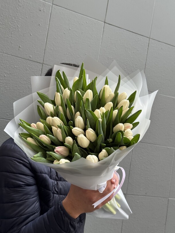 Букет из белых тюльпанов, артикул F1369050 - 16577 рублей, доставка по городу. Flawery - доставка цветов