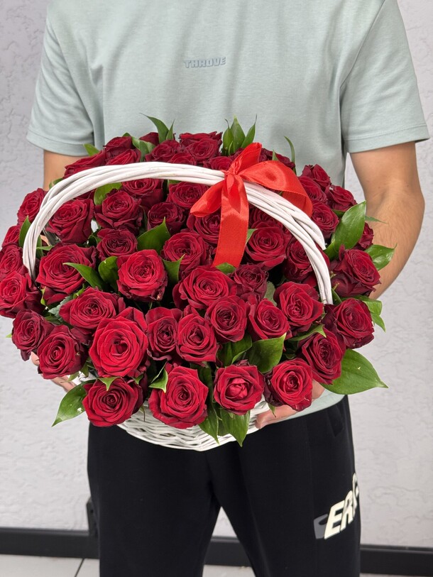 51 красная роза в корзине, артикул F1373547 - 15900 рублей, доставка по городу. Flawery - доставка цветов
