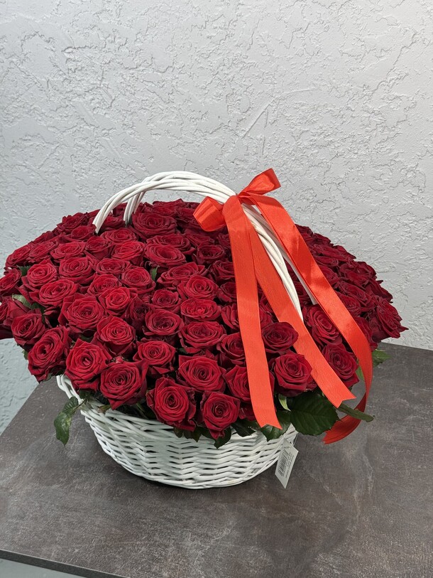 101 роза в корзине, артикул F1373559 - 32890 рублей, доставка по городу. Flawery - доставка цветов