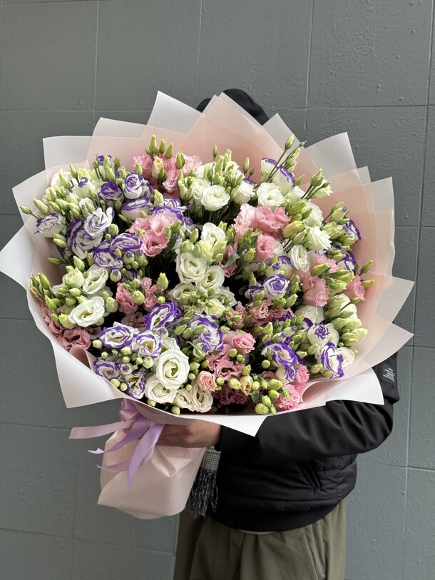 Разноцветный лизиантус, артикул F1373560 - 25156 рублей, доставка по городу. Flawery - доставка цветов