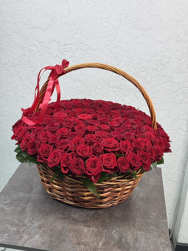 151 красная роза в корзине, артикул F1376577 - 64260 рублей, доставка по городу. Flawery - доставка цветов