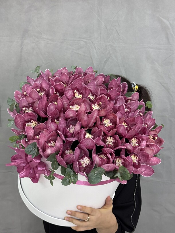 Большой букет из орхидеи в шляпной коробке, артикул F1376592 - 40569 рублей, доставка по городу. Flawery - доставка цветов