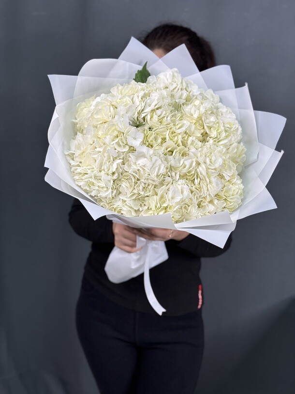 Букет из белых гортензии, артикул F1376775 - 10890 рублей, доставка по городу. Flawery - доставка цветов