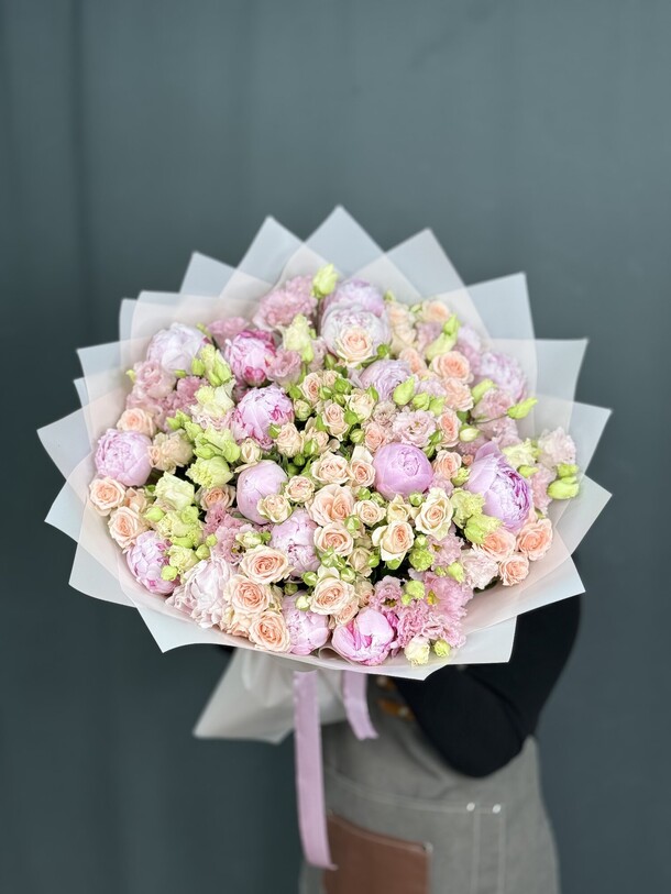 Вип букет из пионов с кустовыми розами, артикул F1376777 - 50445 рублей, доставка по городу. Flawery - доставка цветов