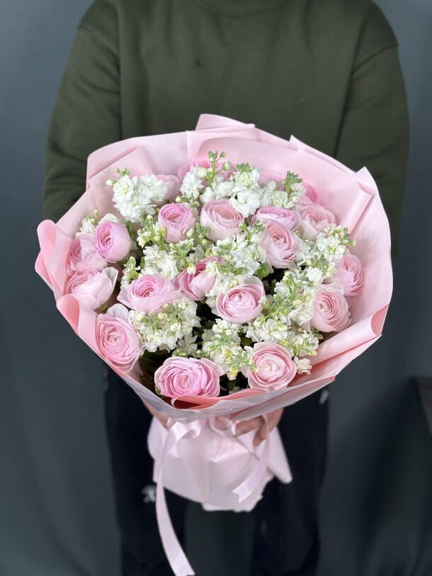 Розовый ранункулюс с маттиолами, артикул F1376789 - 33528 рублей, доставка по городу. Flawery - доставка цветов