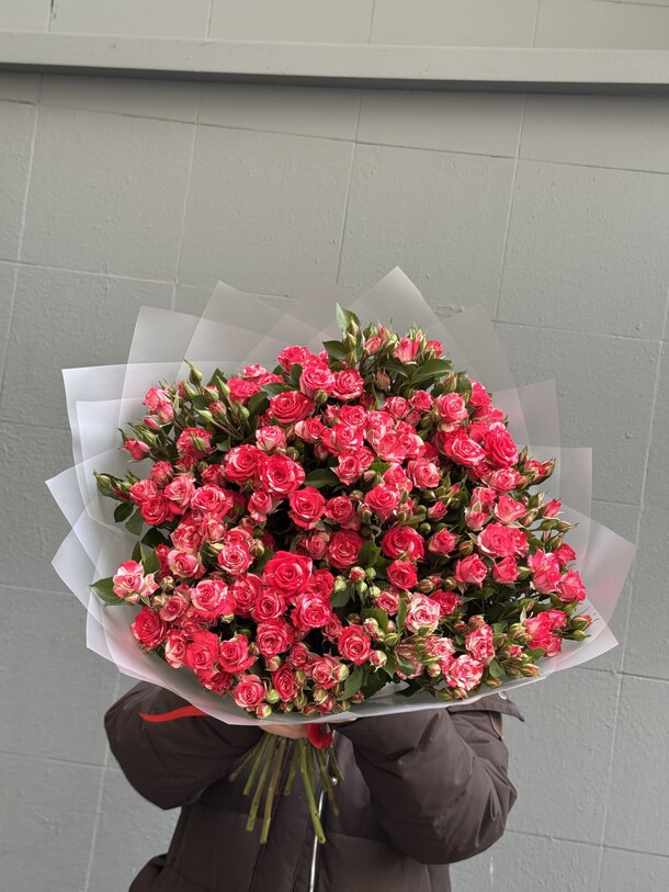 Букет из кустовых роз, артикул F1380601 - 15125 рублей, доставка по городу. Flawery - доставка цветов