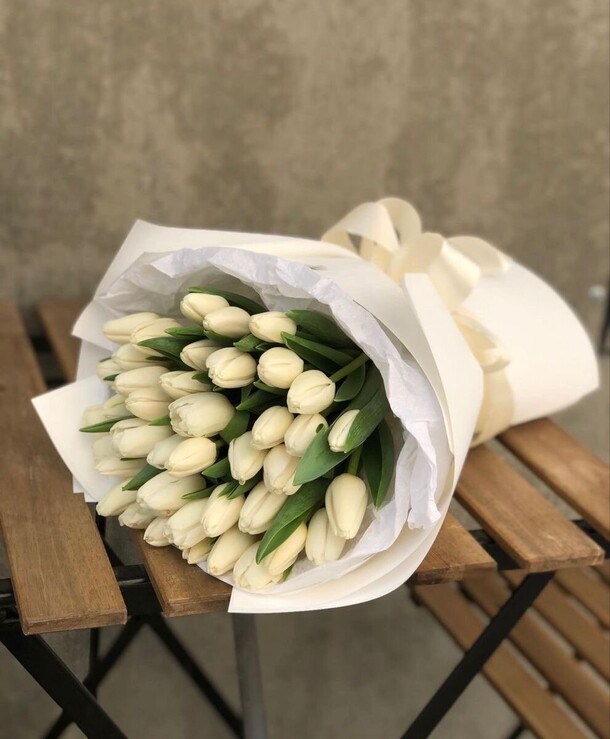 Весенний букет из белых тюльпанов, артикул F1385002 - 18501 рублей, доставка по городу. Flawery - доставка цветов