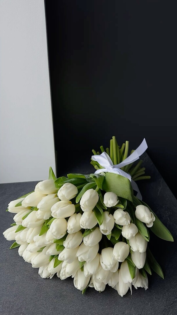 Белые тюльпаны 🌷, артикул F1385003 - 18501 рублей, доставка по городу. Flawery - доставка цветов