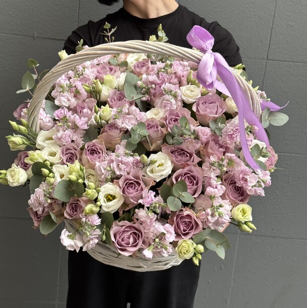 Букет цветов в корзине ароматные розы, артикул F1474319 - 23837 рублей, доставка по городу. Flawery - доставка цветов