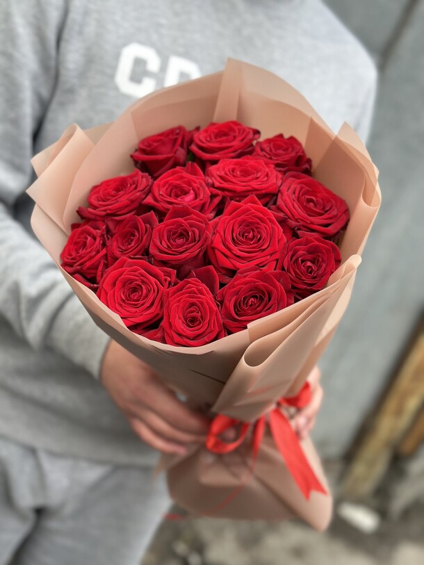 15 красная роза, артикул F32030 - 5855 рублей, доставка по городу. Flawery - доставка цветов