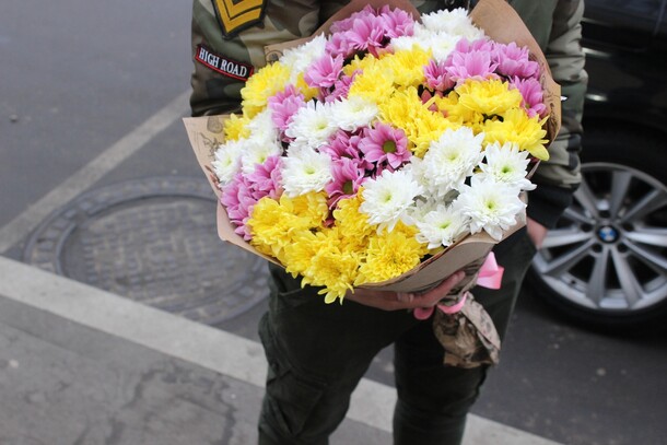 15 разноцветных хризантем, артикул F32248 - 7987 рублей, доставка по городу. Flawery - доставка цветов