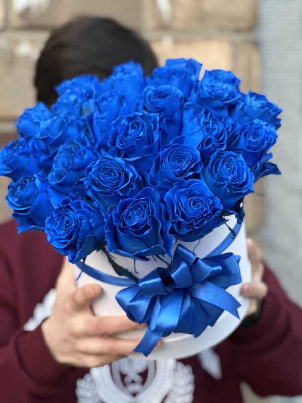 25 синяя роза в чёрной коробке, артикул F32253 - 30985 рублей, доставка по городу. Flawery - доставка цветов