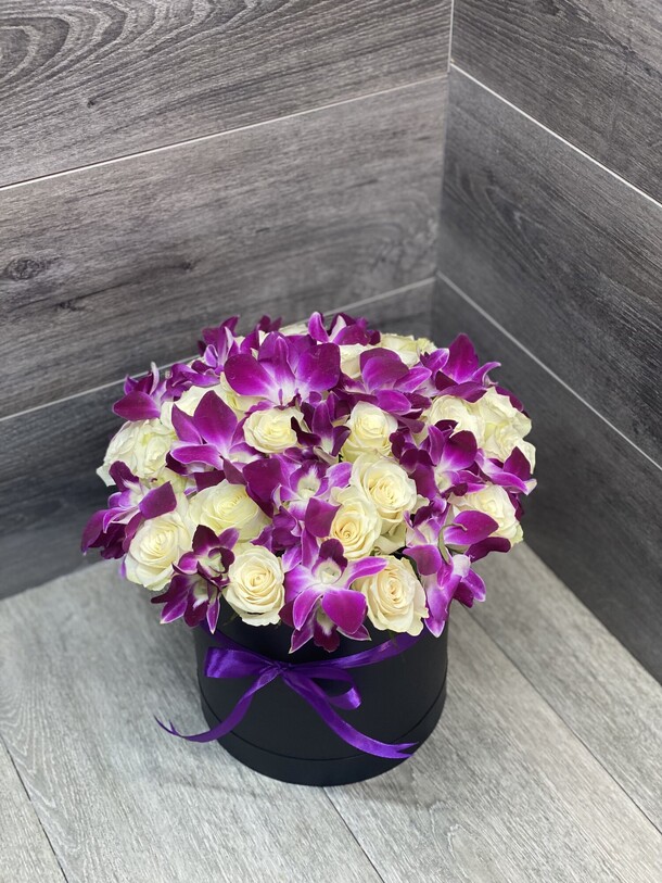 Белая роза с орхидеями, артикул F32271 - 8469 рублей, доставка по городу. Flawery - доставка цветов