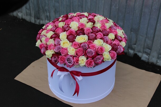 151 разноцветная роза в коробке, артикул F32272 - 70737 рублей, доставка по городу. Flawery - доставка цветов