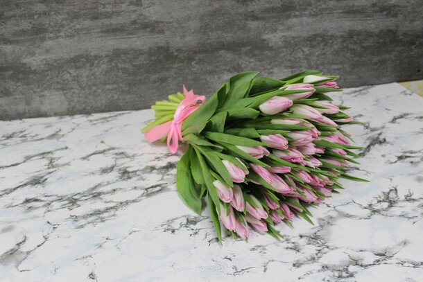 Нежно розовые тюльпаны, артикул F32526 - 17600 рублей, доставка по городу. Flawery - доставка цветов