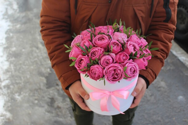 Розы misty bubbles в коробке, артикул F32564 - 7900 рублей, доставка по городу. Flawery - доставка цветов