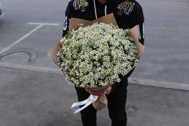 51 ромашка, артикул F32568 - 15588 рублей, доставка по городу. Flawery - доставка цветов