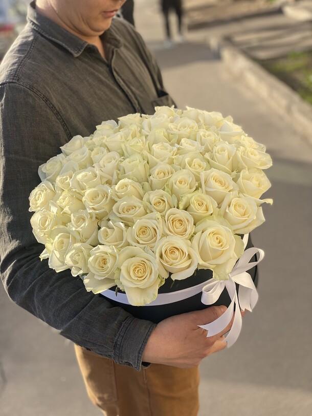 51 белая роза в коробке, артикул F32569 - 17490 рублей, доставка по городу. Flawery - доставка цветов