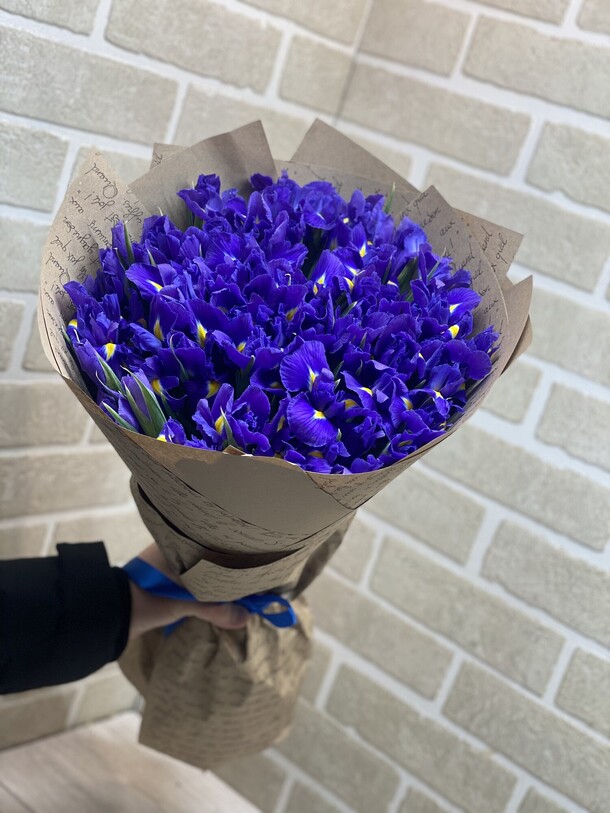 51 ирис, артикул F32838 - 8900 рублей, доставка по городу. Flawery - доставка цветов