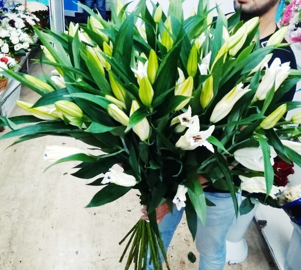 Лилия, артикул F37078 - 23425 рублей, доставка по городу. Flawery - доставка цветов
