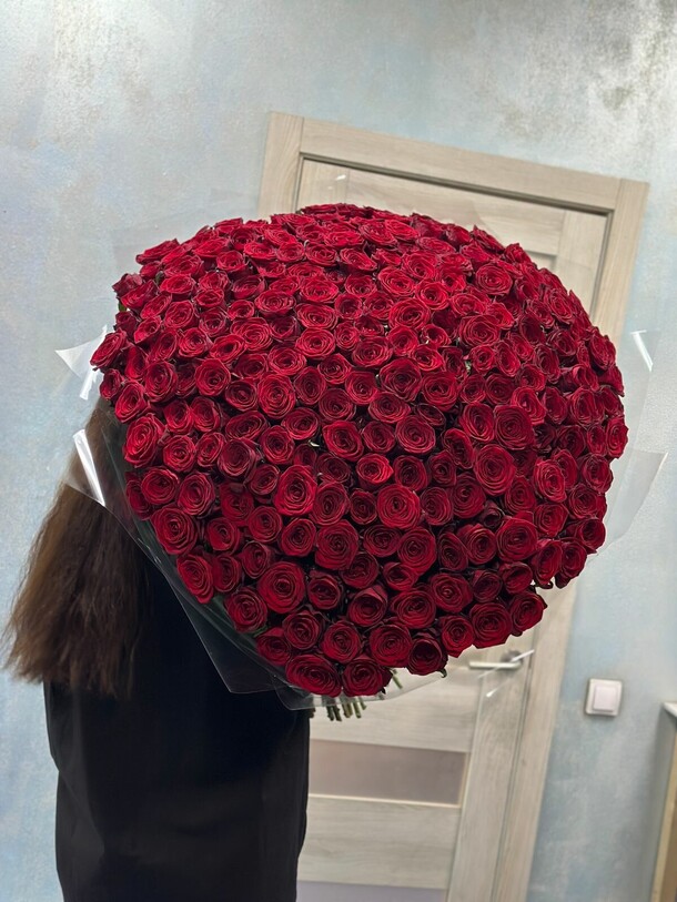 Роскошный букет из 301 розы, артикул F37085 - 193260 рублей, доставка по городу. Flawery - доставка цветов