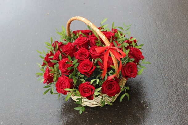Корзина из красных роз, артикул F42334 - 8360 рублей, доставка по городу. Flawery - доставка цветов