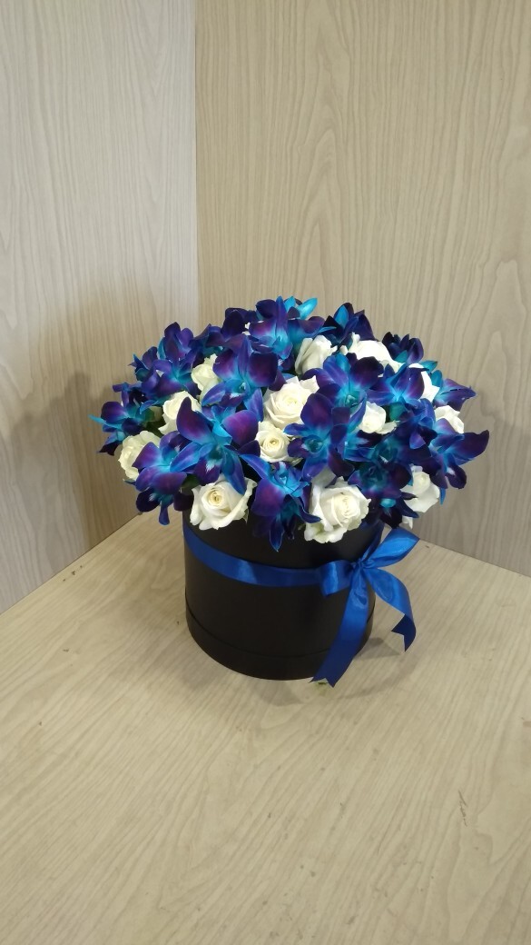 Орхидея с белыми розами, артикул F55145 - 7700 рублей, доставка по городу. Flawery - доставка цветов