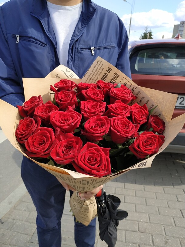 21 красная роза, артикул F56290 - 6272 рублей, доставка по городу. Flawery - доставка цветов