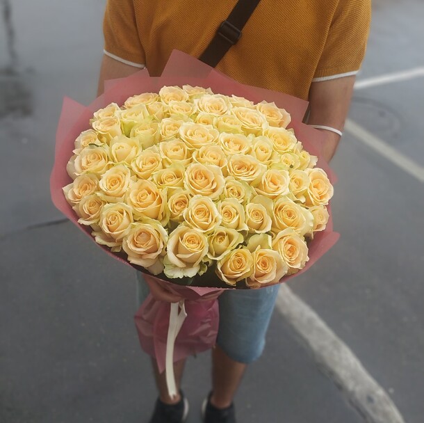 51 кремовая роза, артикул F61693 - 17537 рублей, доставка по городу. Flawery - доставка цветов