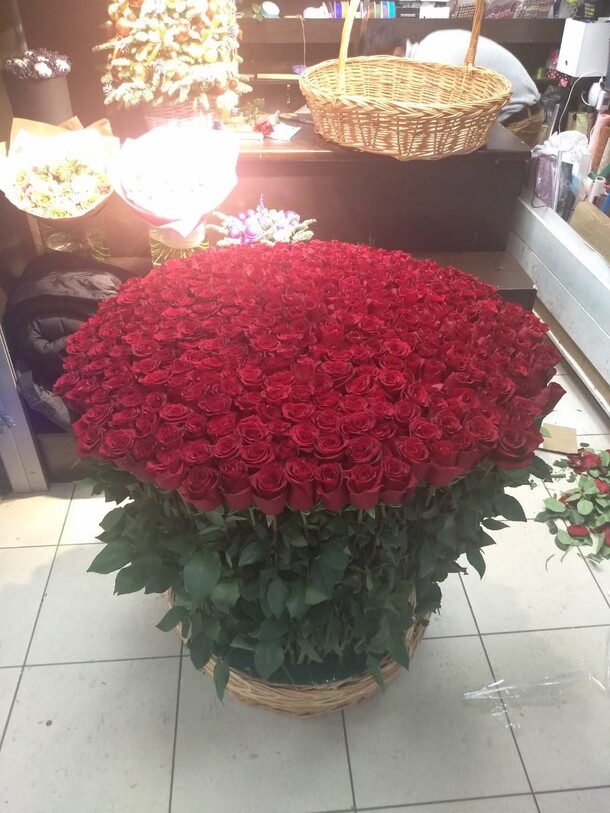 201 эквадорская роза в корзине, артикул F61695 - 204599 рублей, доставка по городу. Flawery - доставка цветов