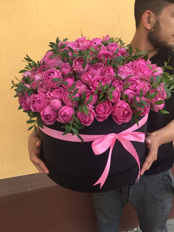 Кустовая роза misty bubbles в коробке, артикул F62298 - 32152 рублей, доставка по городу. Flawery - доставка цветов