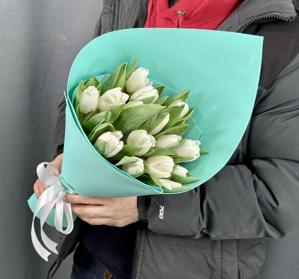 Букет из белых тюльпанов, артикул F69390 - 4950 рублей, доставка по городу. Flawery - доставка цветов