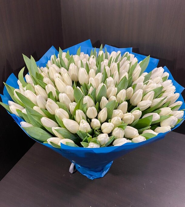 151 белые тюльпаны, артикул F70385 - 40994 рублей, доставка по городу. Flawery - доставка цветов